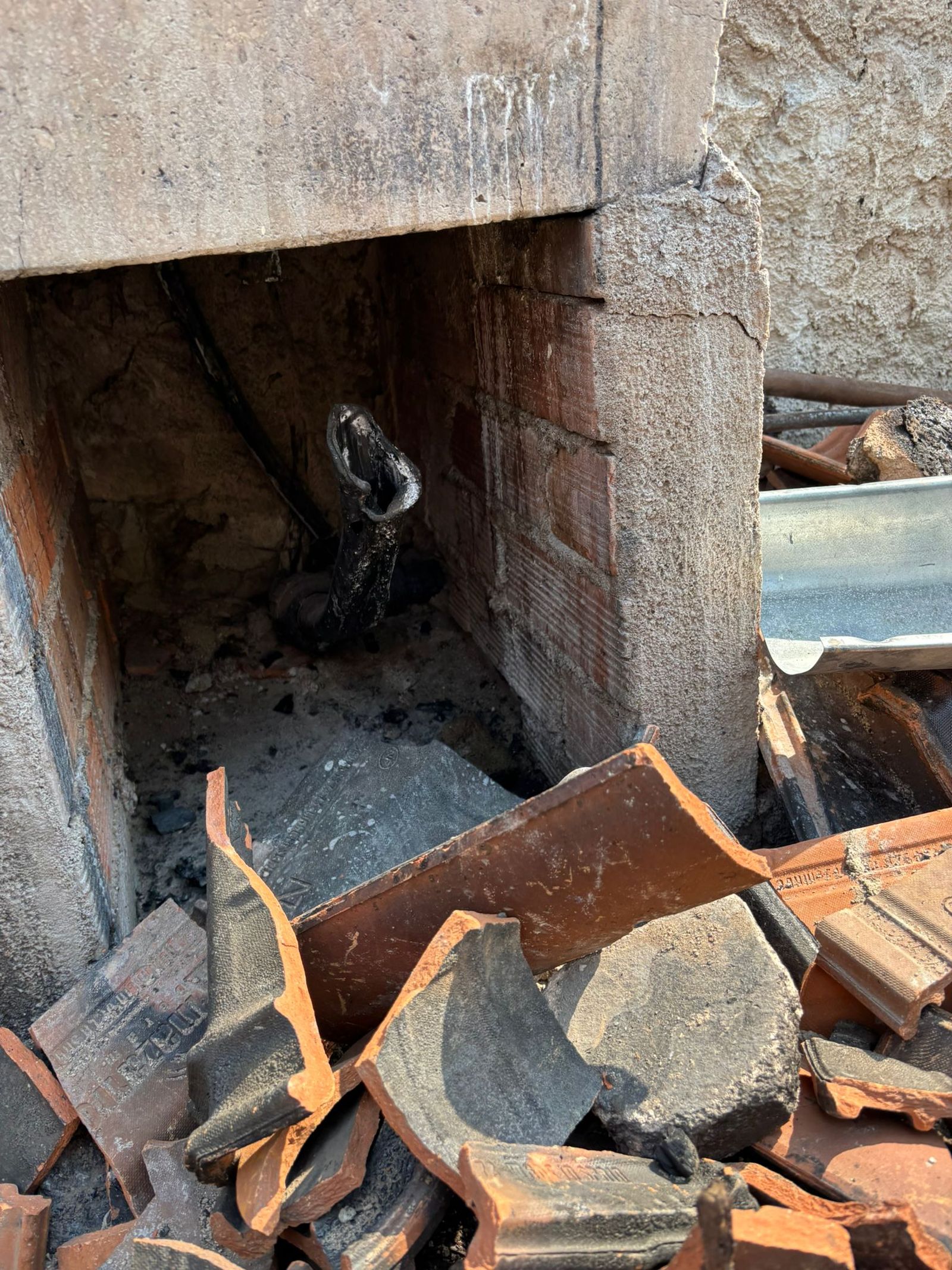 Casa quemada en Cerezal de Puertas por el incendio de Cipérez (7).jpeg