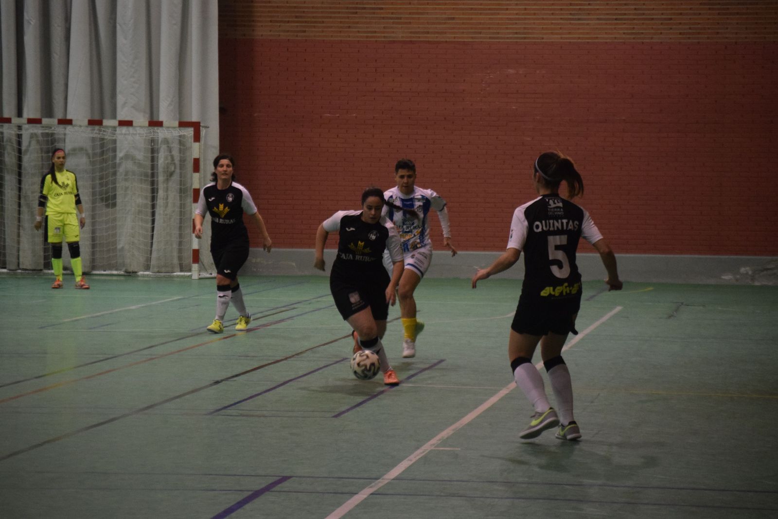 Cristel avanza con la bola ante la mirada de Gimeno, Zizu y Quintas
