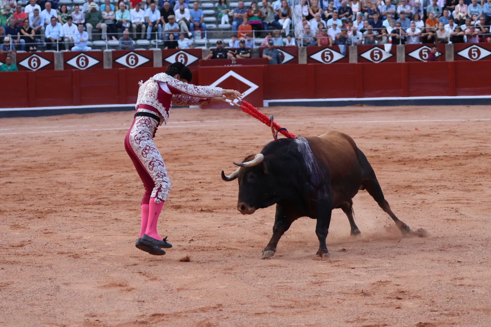 La Glorieta revive el aroma de la feria taurina con el primer festejo: Lea Vicens, Raquel Martín y Olga Casado