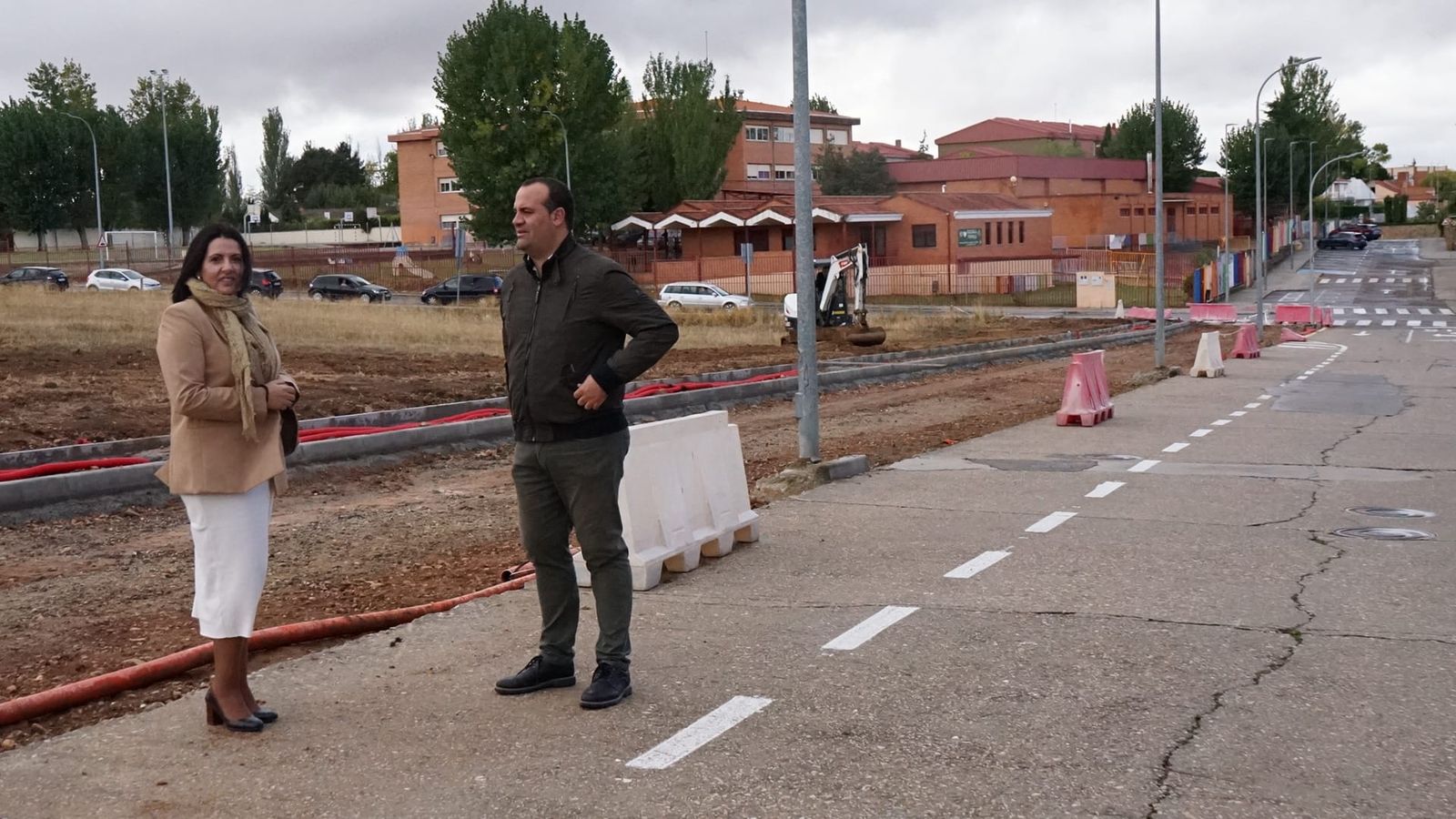David Mingo y Silvia González en las obras para la creación de plazas de aparcamiento en la calle El Greco de Santa Marta de Tormes. Foto Ayto. Santa Marta