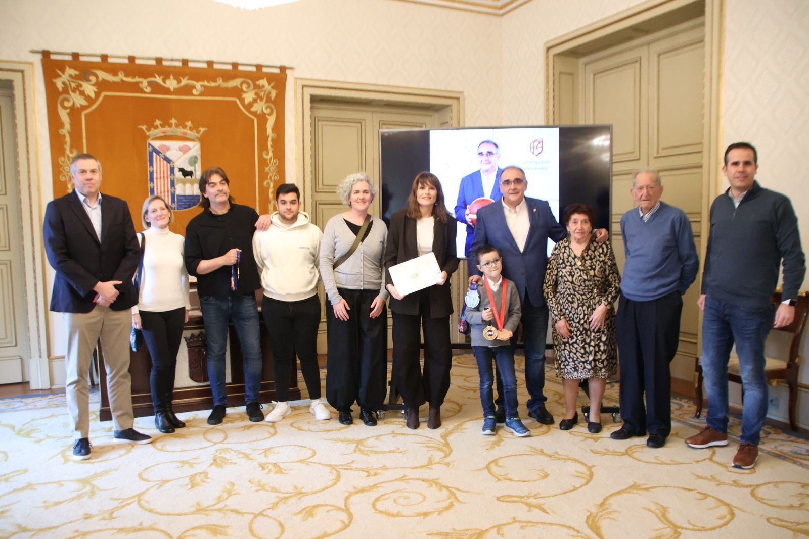 La concejala de Deportes, Almudena Parres, recibe al entrenador de baloncesto José Ignacio Hernández