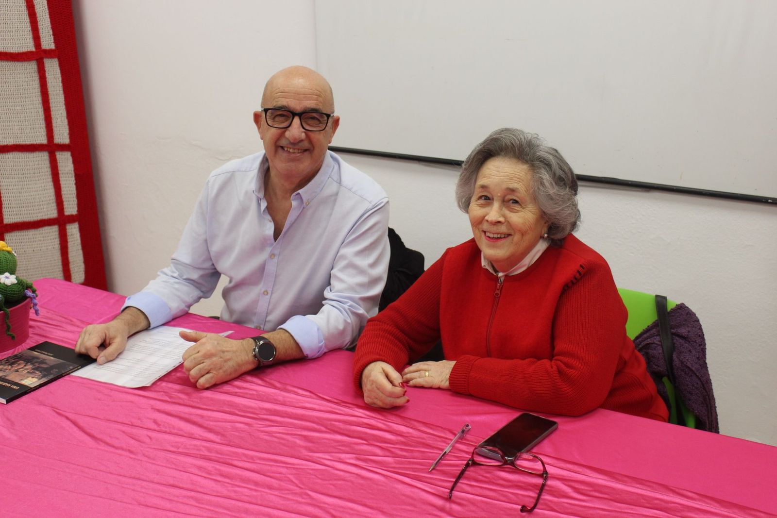 Los escritores Benito González y Julia Pareja