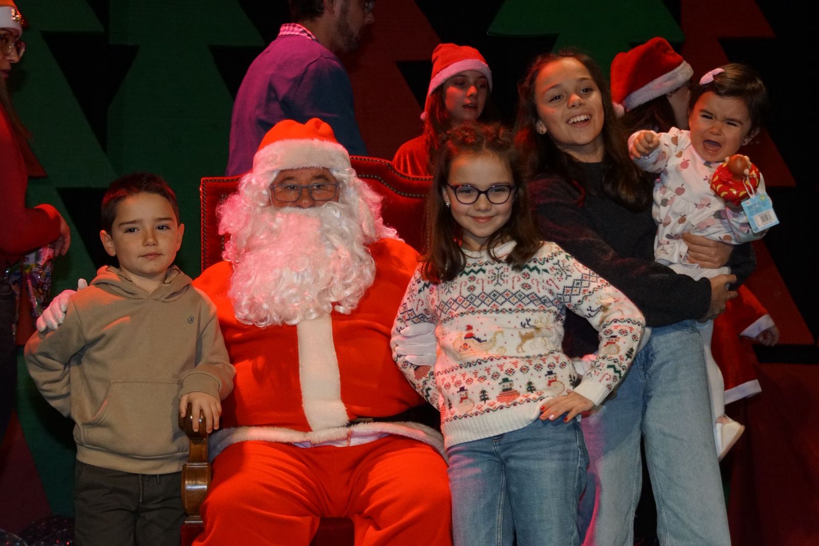 Papá Noel recorre las calles de Alba de Tormes y entrega regalos a los niños