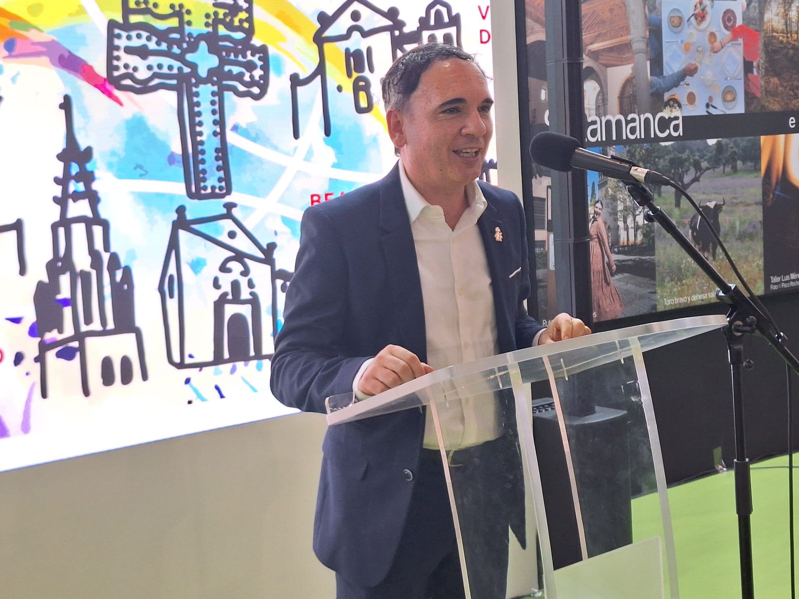 Paco Gómez presenta el libro Las Huellas de Teresa en INTUR