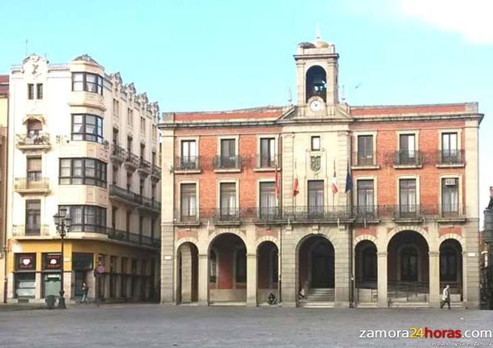 Las banderas del Ayuntamiento de Zamora ondean desde ayer a media asta en señal de duelo por la muerte de Adolfo Suárez