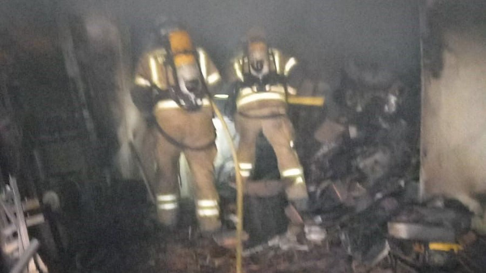 Bomberos en el incendio de una vivienda. Archivo