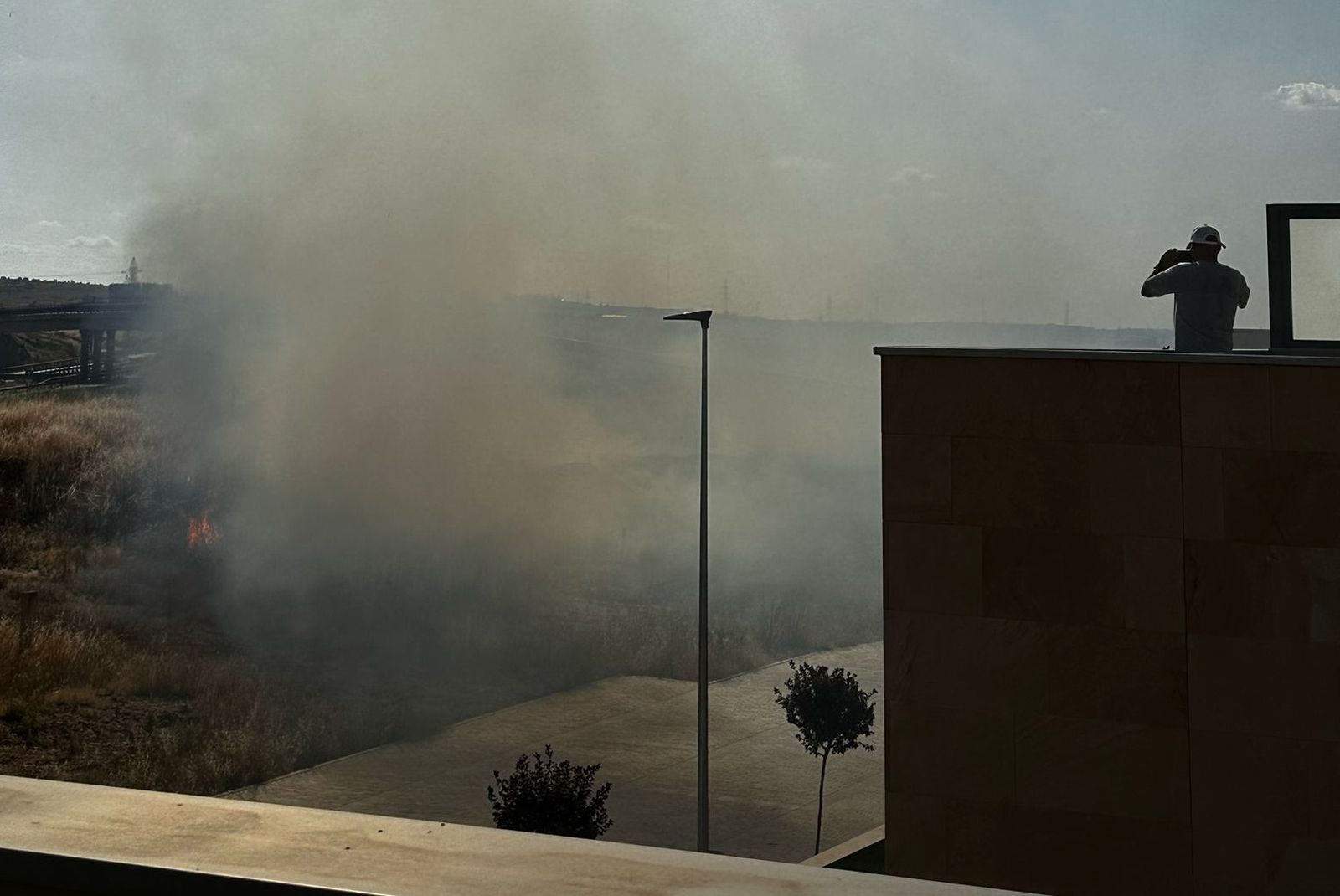 Incendio de pasto en la calle Félix Candela (Aldeatejada)