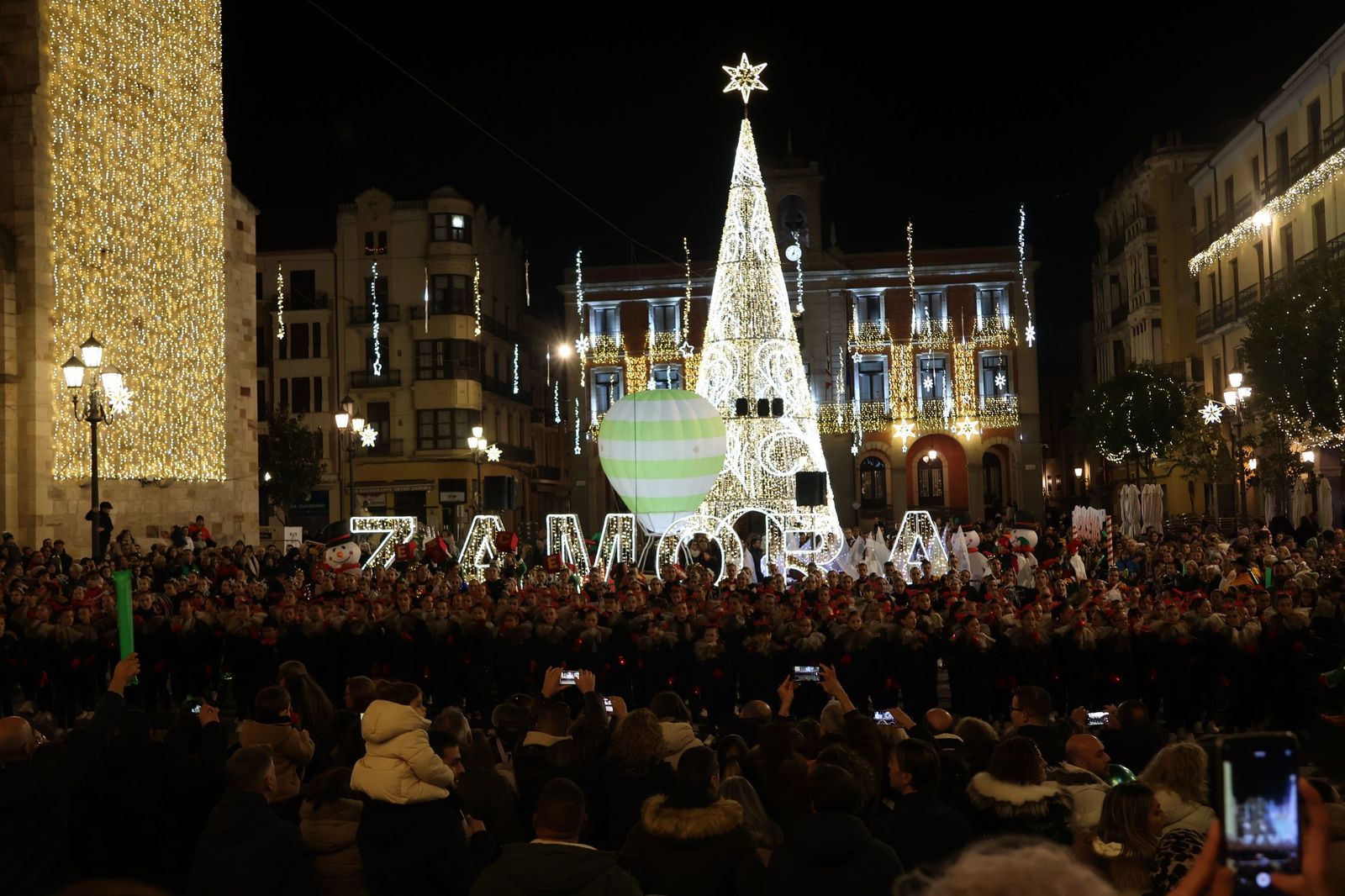 GALERÍA | El animado pasacalles de Escena por el centro de Zamora, en imágenes