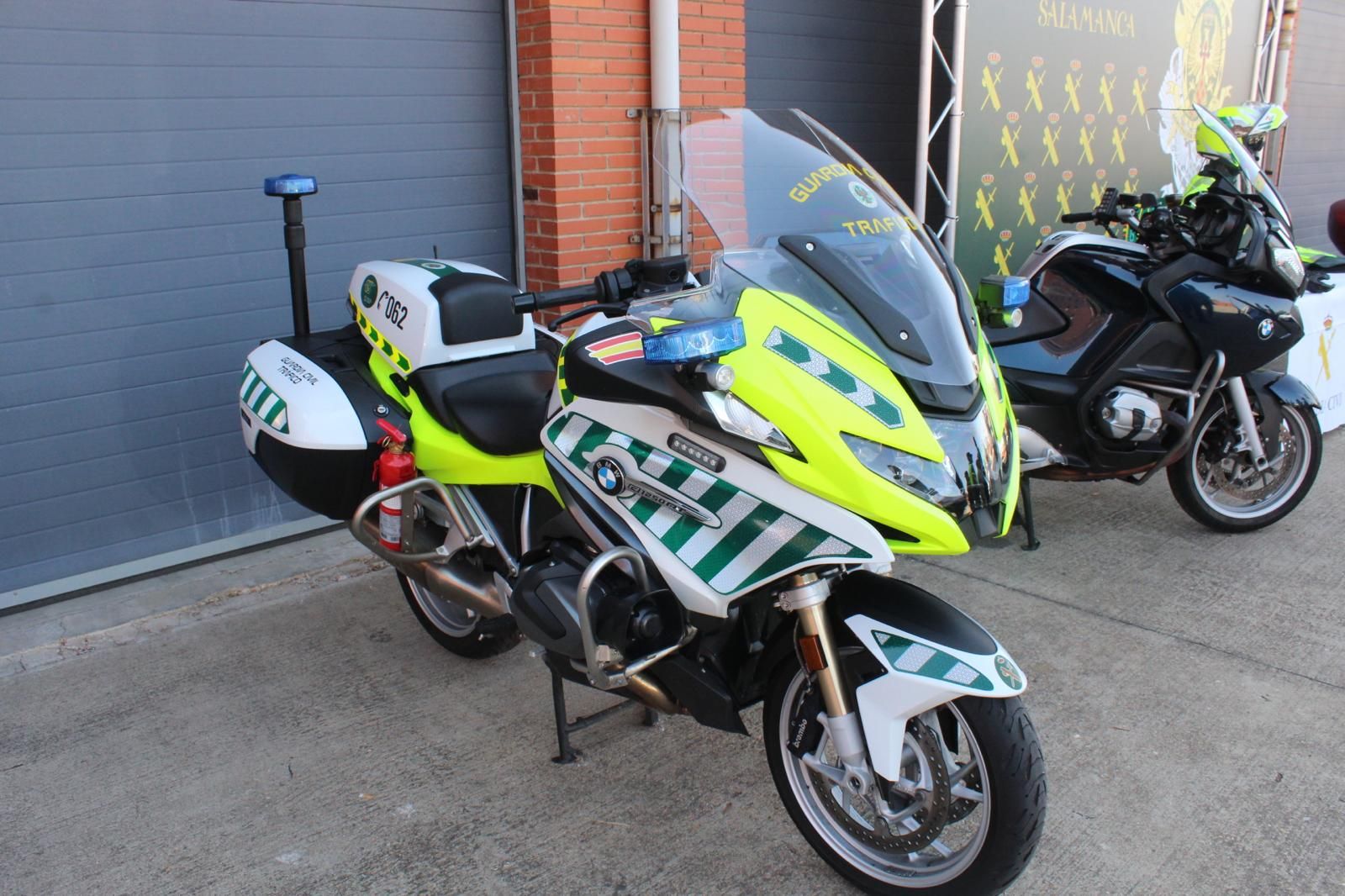 Motos camufladas y chaleco airbag, la nueva cara de la Guardia Civil de Tráfico de Salamanca
