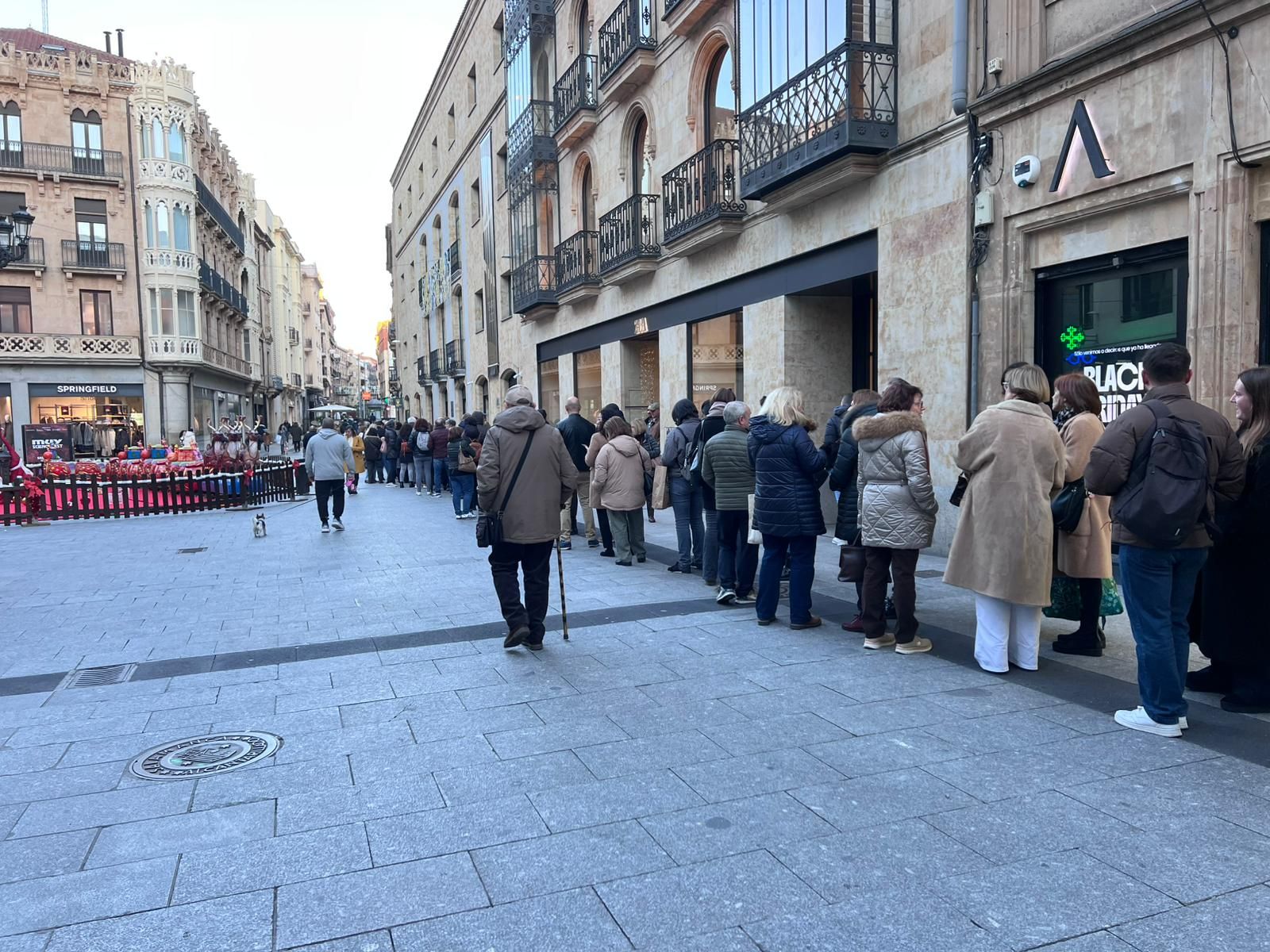 Largas colas en Salamanca por la ilusión ilusión navideña del número de la Lotería de la USAL