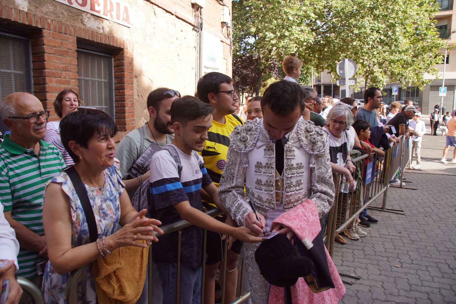 Así se ha vivido la primera corrida de la feria 2025 en La Glorieta: imágenes del ambiente en los tendidos y en el patio de cuadrillas