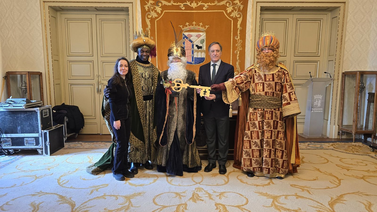 El alcalde de Salamanca, Carlos García Carbayo, recibe a sus Majestades los Reyes Magos y Concierto de Chloe DelaRosa en la Plaza Mayor
