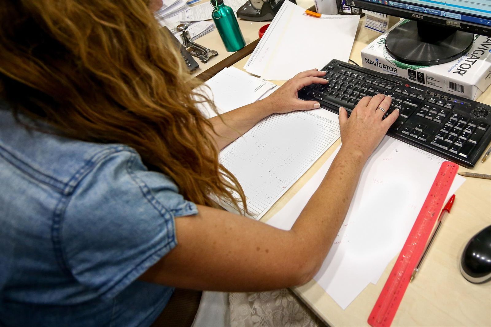 Una mujer escribe en el teclado de su ordenador. RICARDO RUBIO. EUROPA PRESS Archivo. Una mujer escribe en el teclado de su ordenador. RICARDO RUBIO. EUROPA PRESS Archivo.
