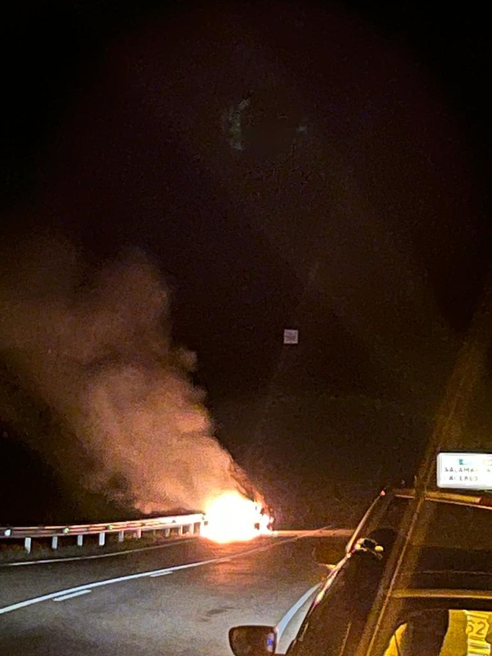 Coche ardiendo a la entrada de Fresno