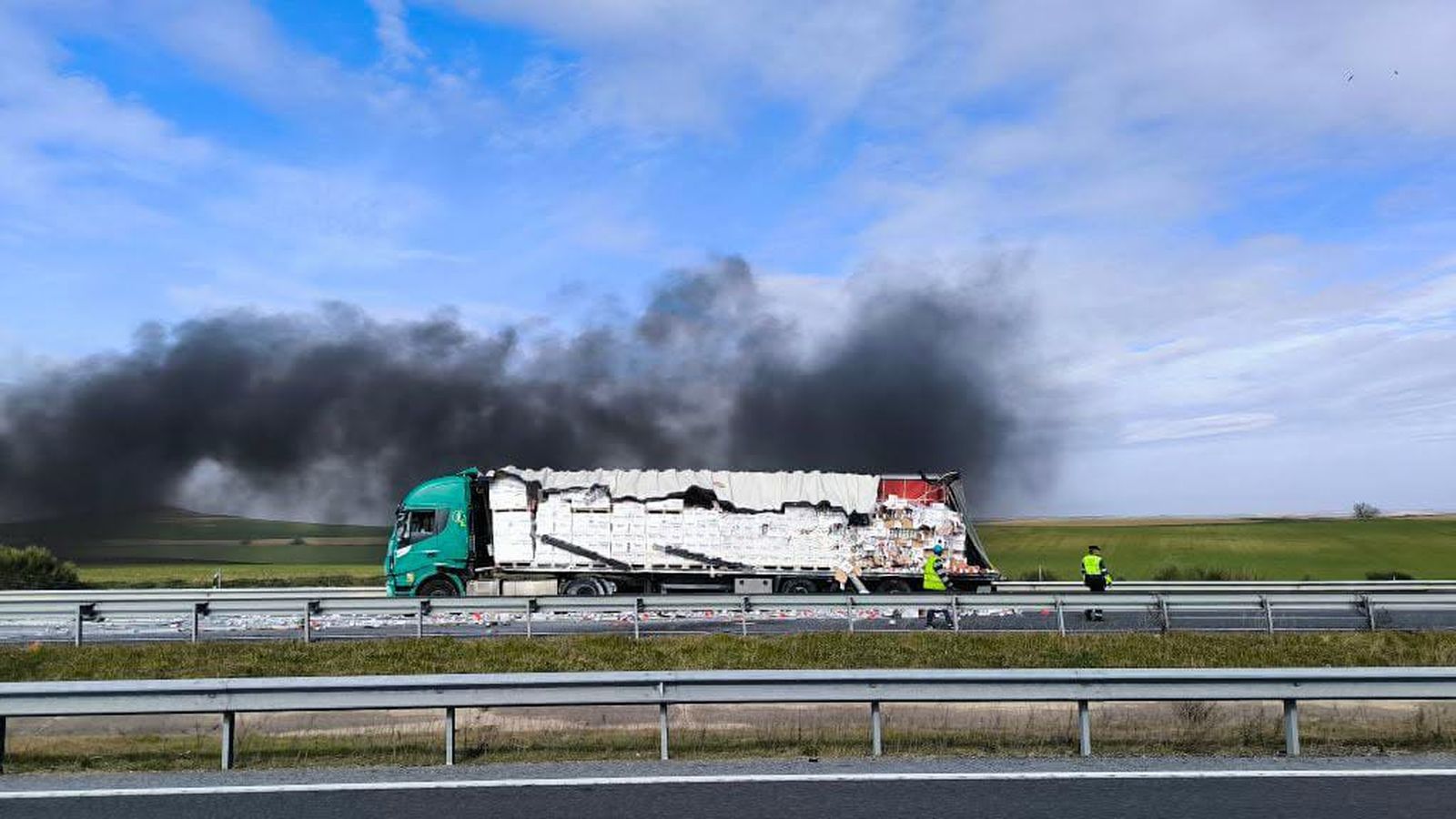 Se incendia un camión tras chocar con otro en la A-62, dirección Salamanca