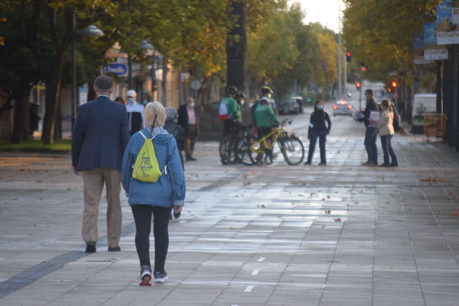 Gente caminando por La Marina