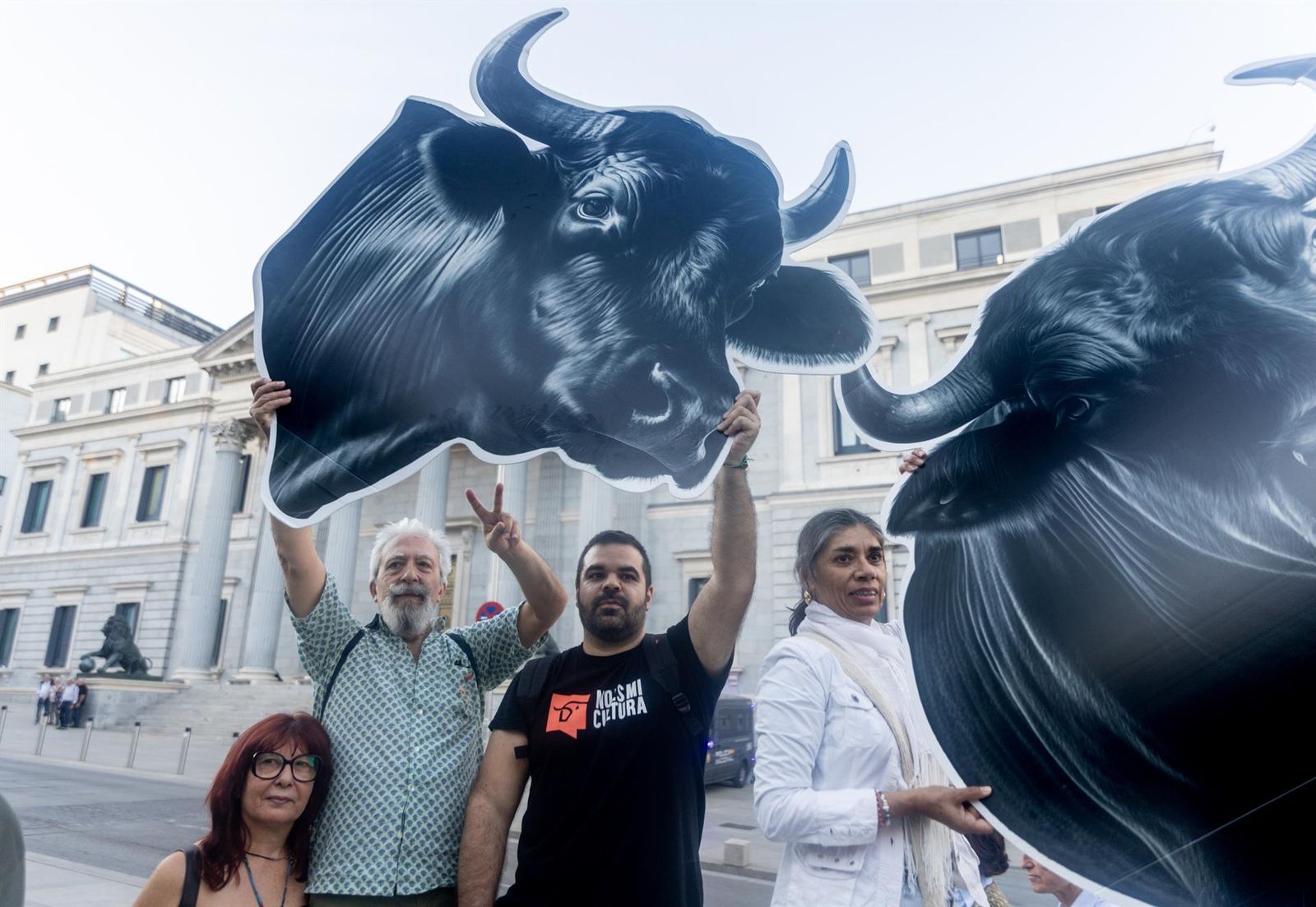 Los firmantes de la ILP 'No es mi cultura', que propone la derogación de la tauromaquia como patrimonio cultural, se concentran frente al Congreso de los Diputados