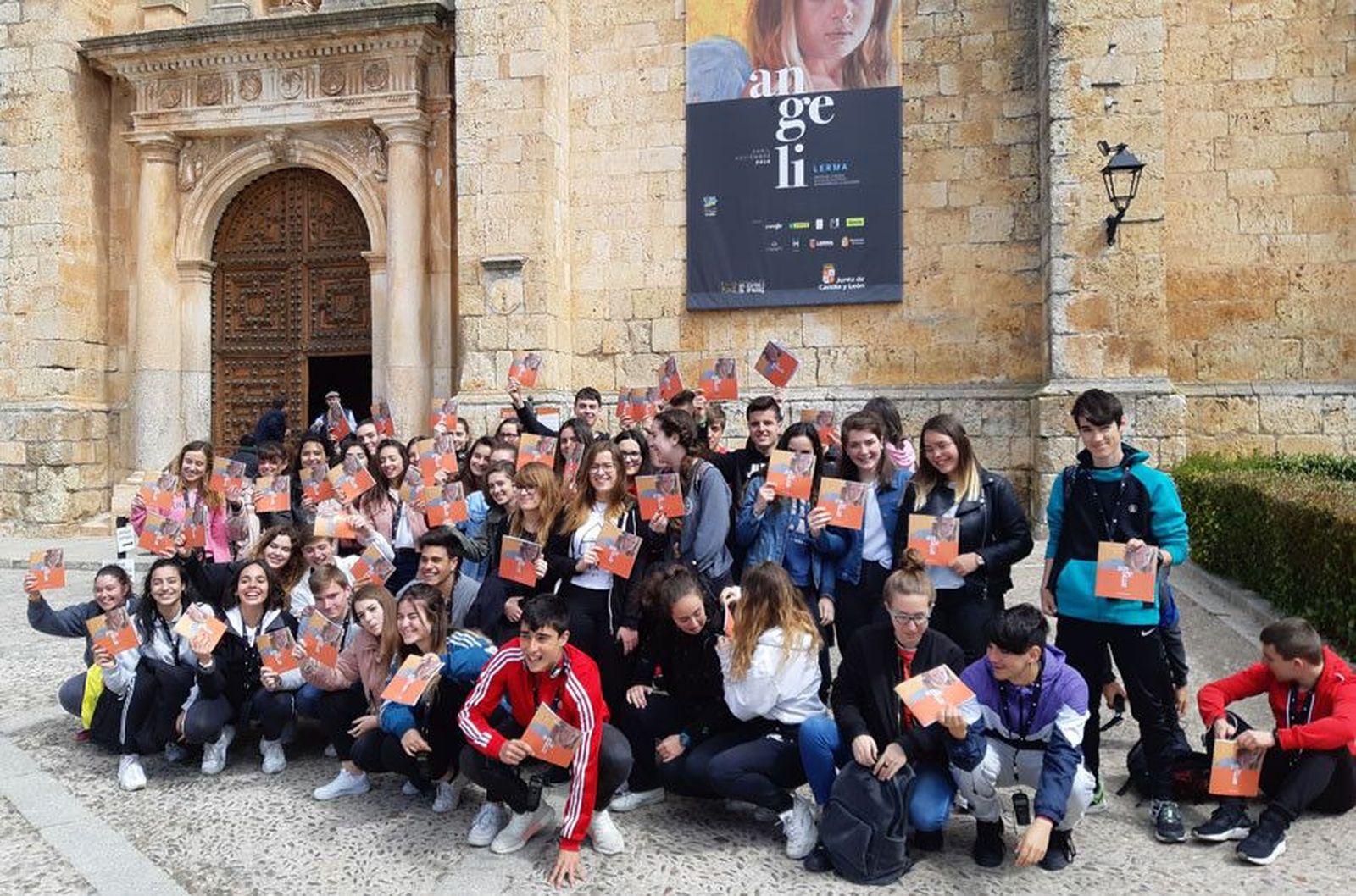 Grupo de escolares visitando Angeli