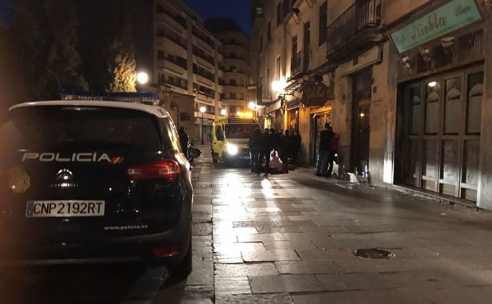 Policía Nacional y ambulancia en la calle Bordadores. Foto de archivo