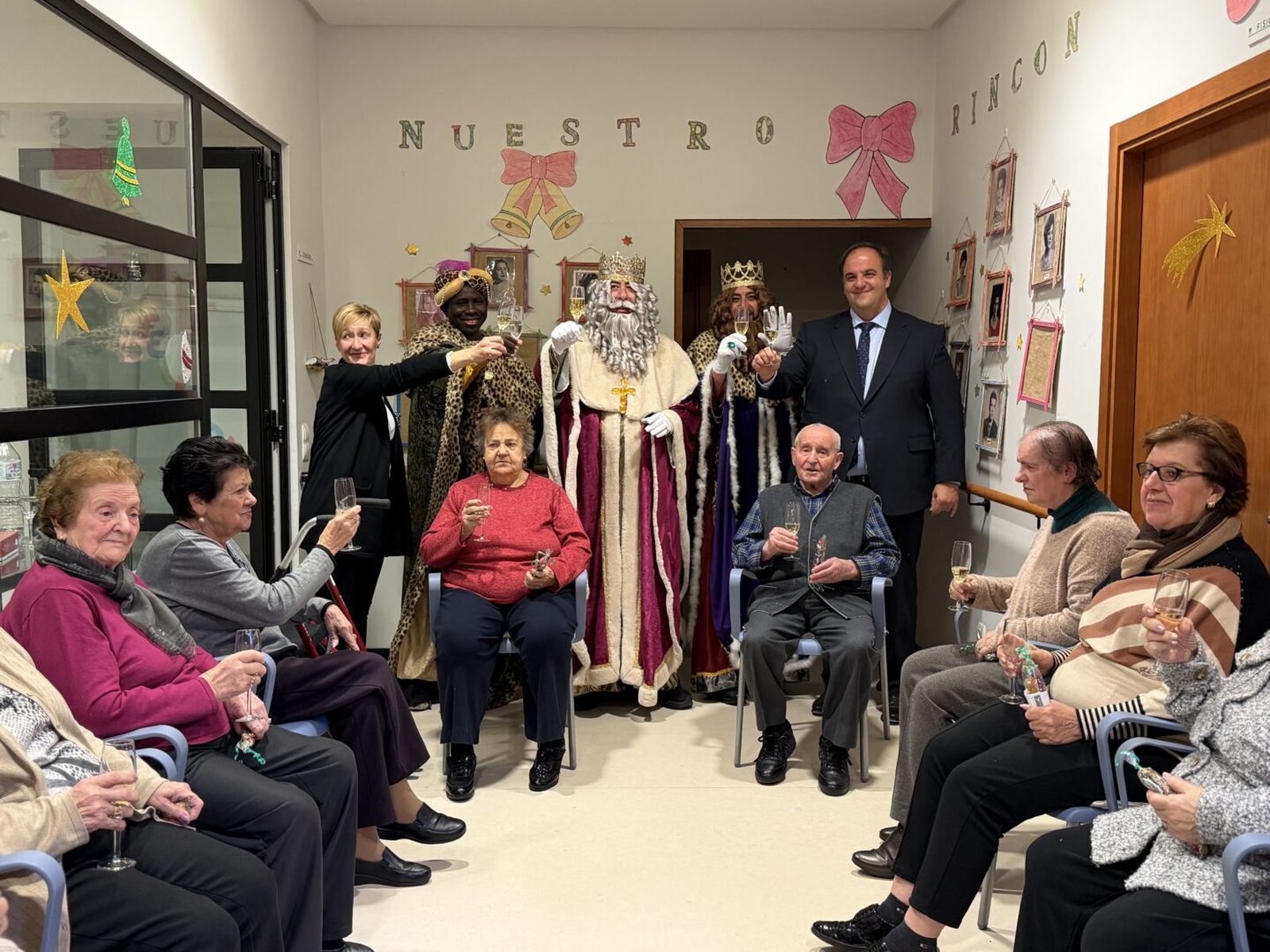 Visita Reyes Magos a los mayores de Guijuelo