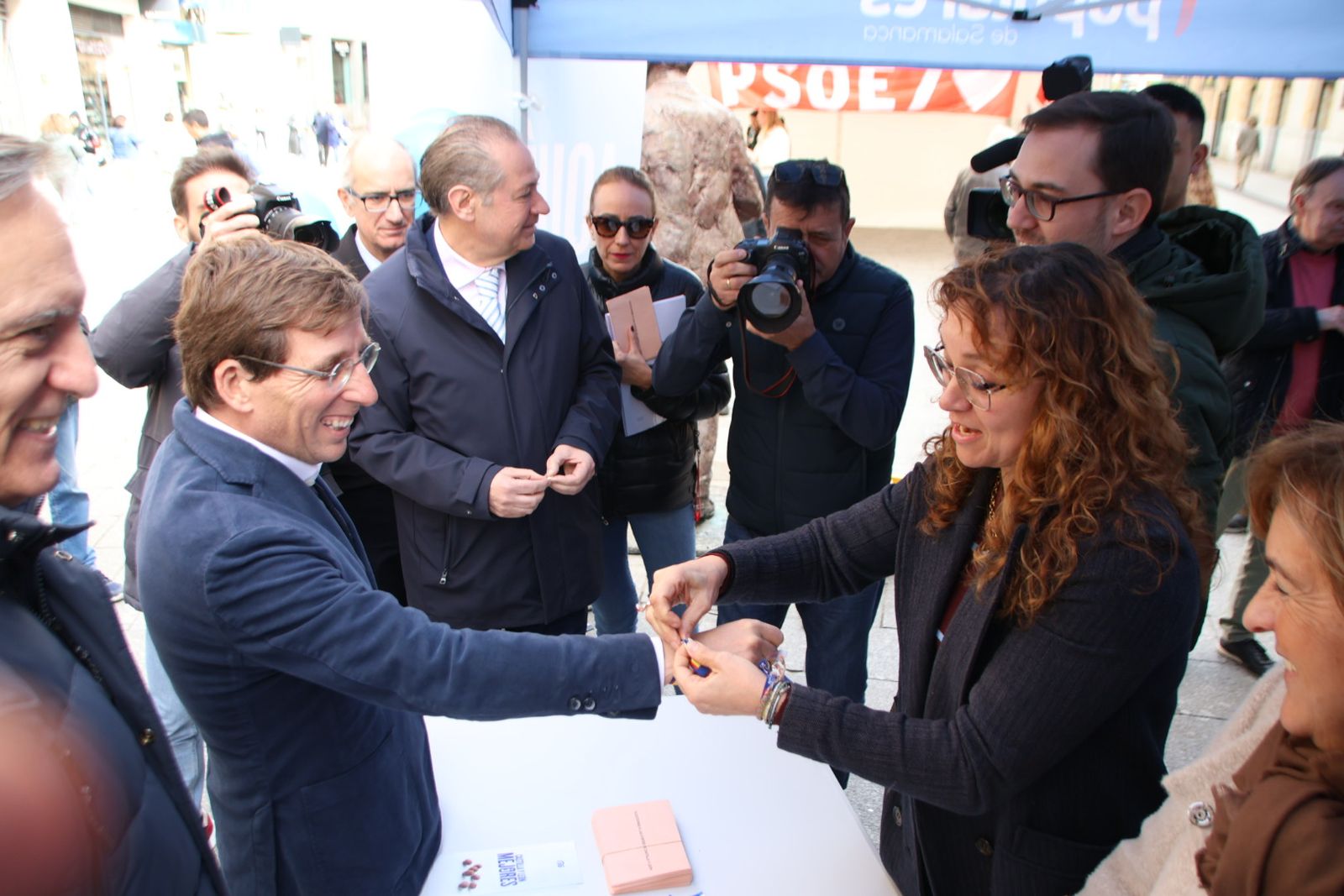Almeida visita la carpa del pp del Liceo