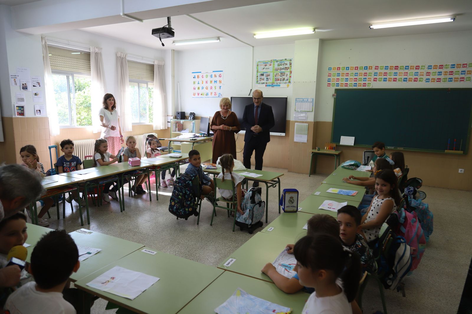 La delegada territorial Leticia García y el director de educación, Fernando Prada, visitan a los alumnos del José Galera