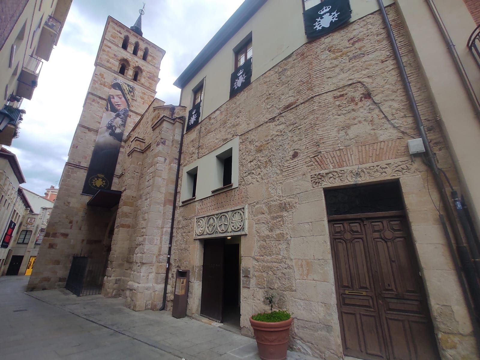 El dolor de Nuestra Madre cubre la torre de San Vicente