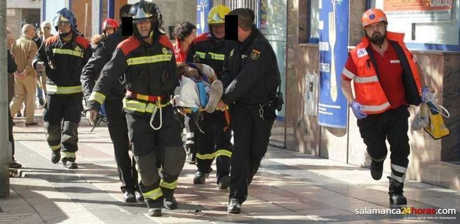 El joven que cayó por el hueco de un ascensor desde un sexto piso ya se recupera en casa