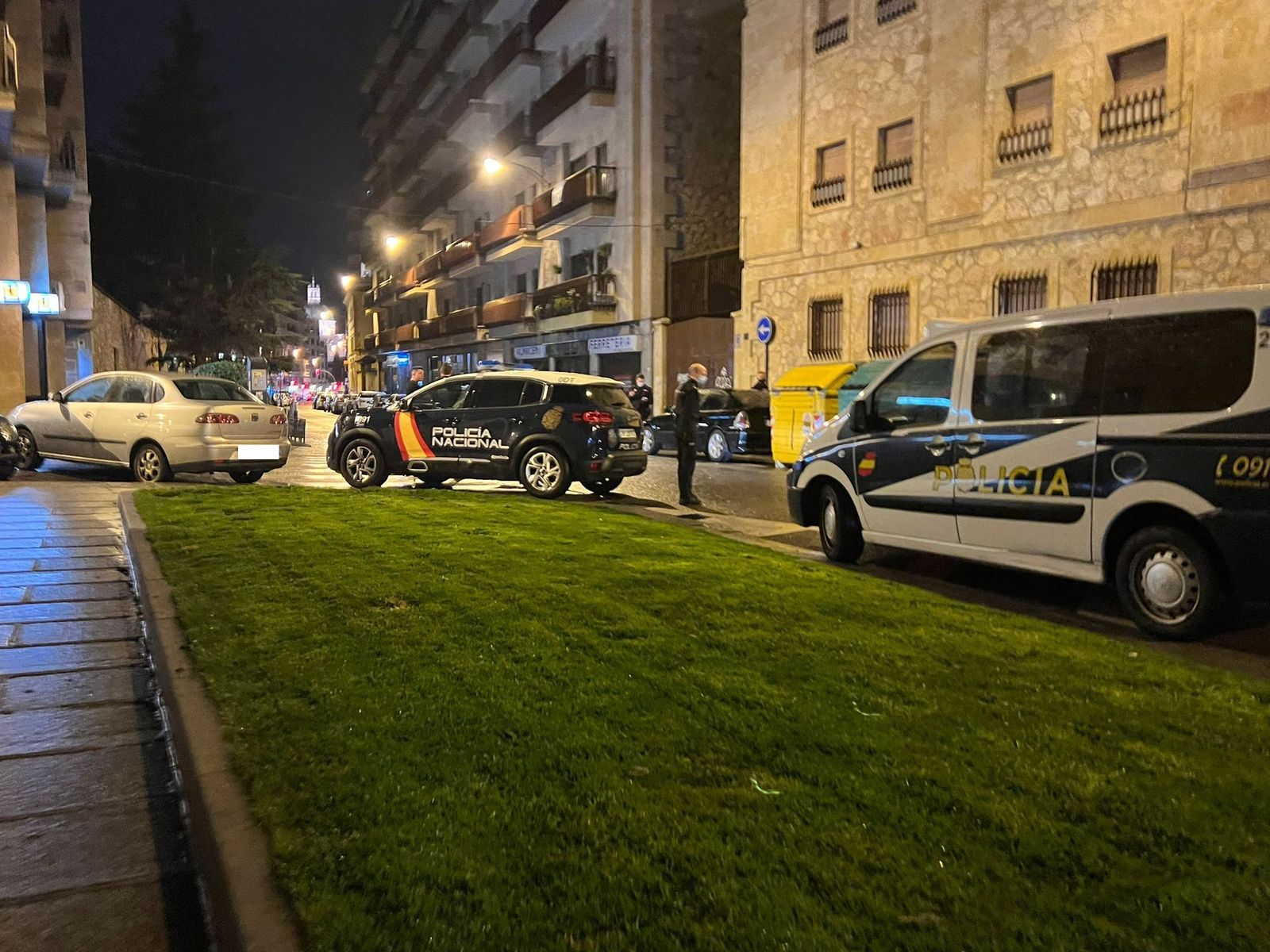 Presencia de la Policía Nacional en la calle Condes de Crespo Rascón durante la noche de este viernes | Salamanca 24 Horas