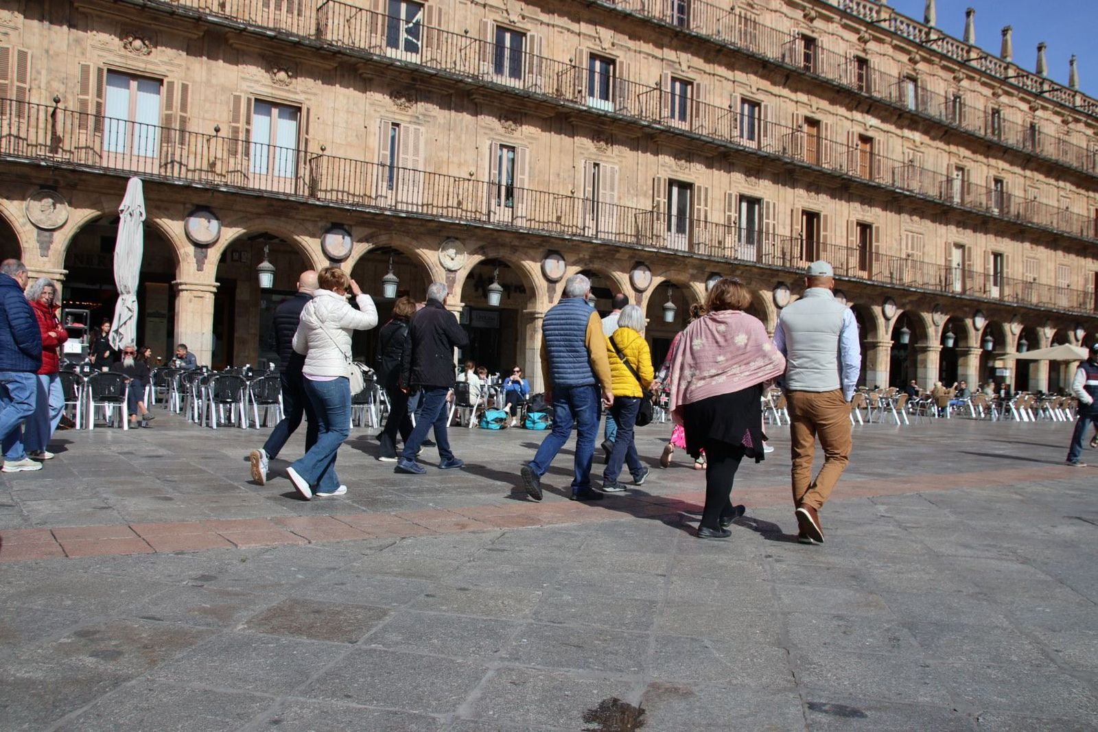 Gente paseando por el centro de Salamanca