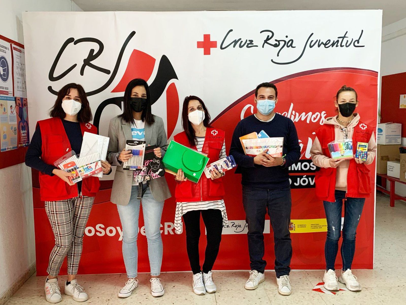 Entrega de material escolar por parte de Jóvenes Ciudadanos a Cruz Roja