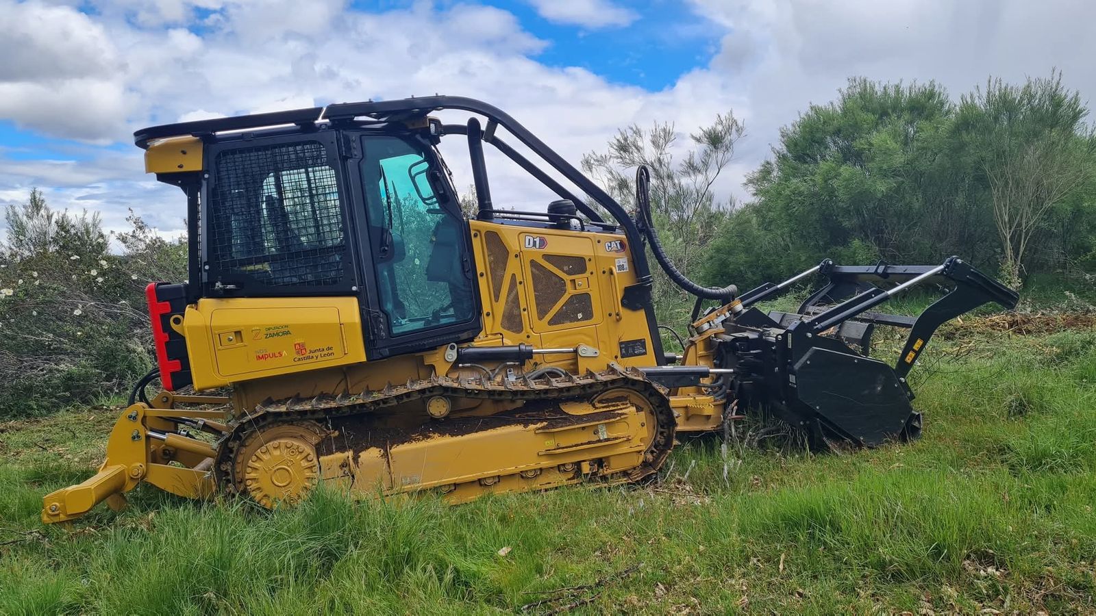 Máquina multifuncional para reforzar los trabajos de limpieza y desbroce del terreno