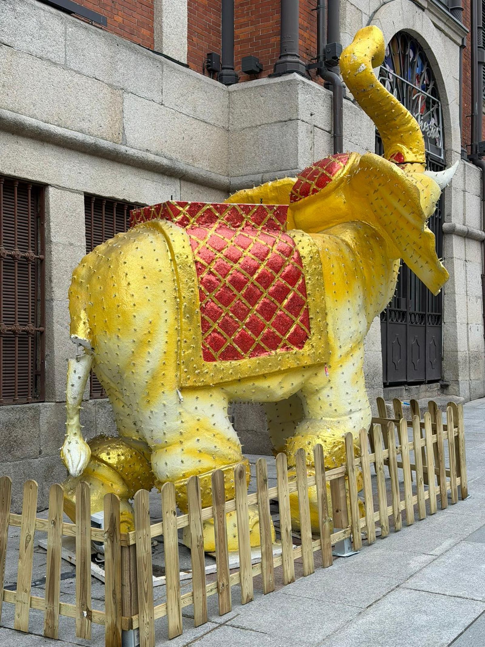 Aparece rota la cola del elefante de Oriente de la palza del Mercado por segunda vez en lo que llevamos de Navidad