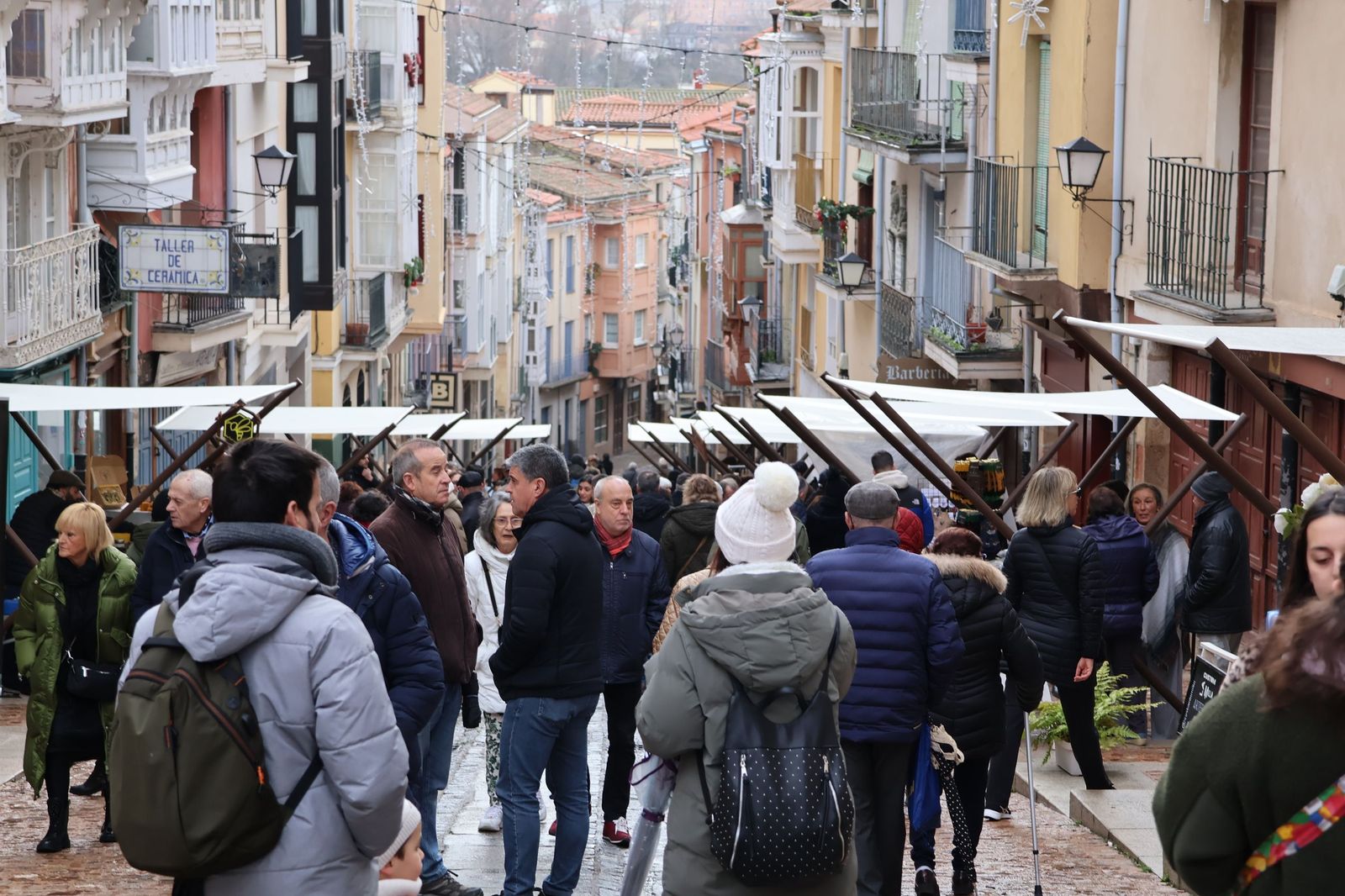 El mercado de artesanos en la calle Balborraz como escaparate del producto local