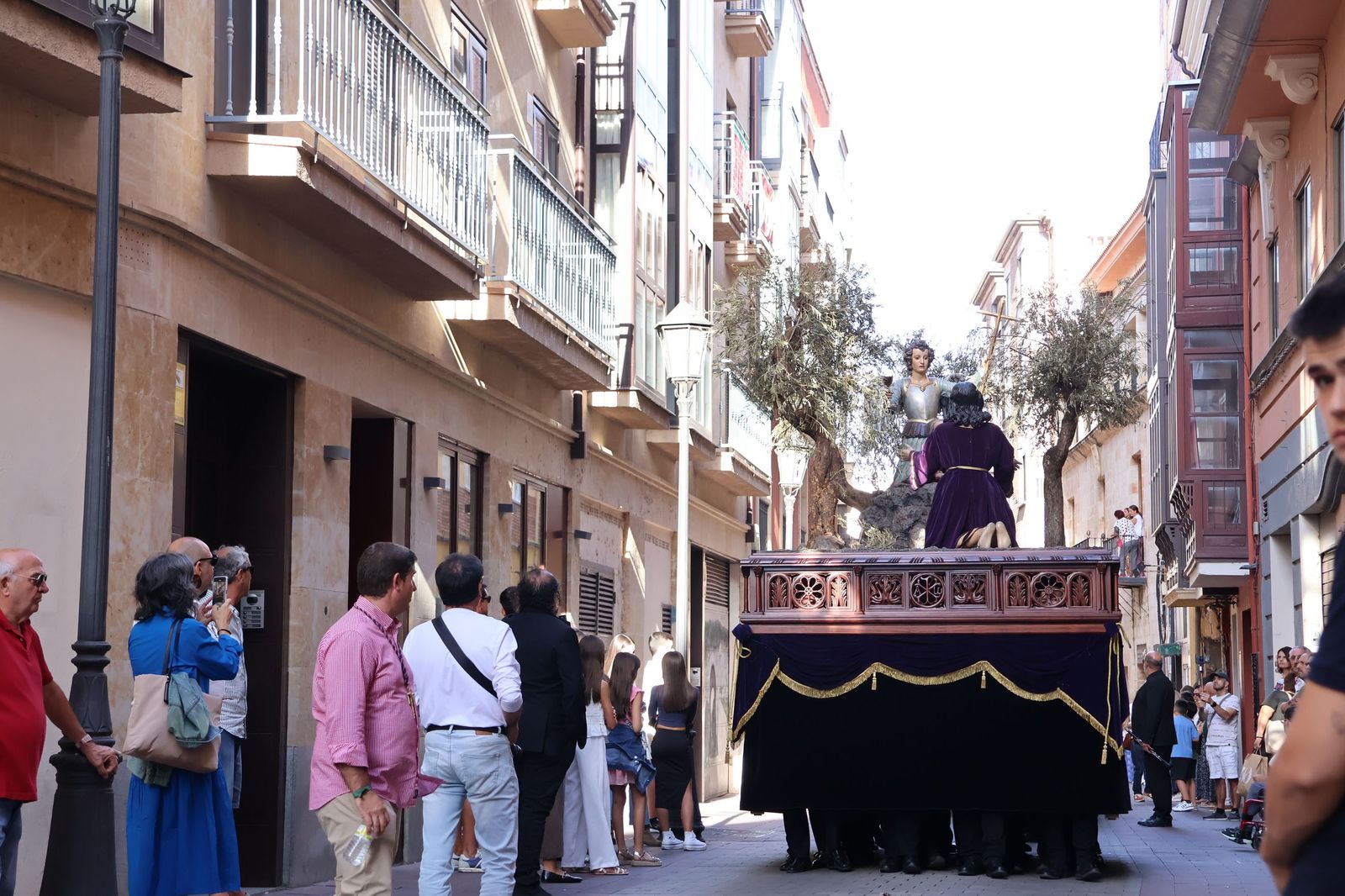 La Exaltación de la Cruz procesiona por las calles de Zamora rumbo a la carpa de San Bernabé