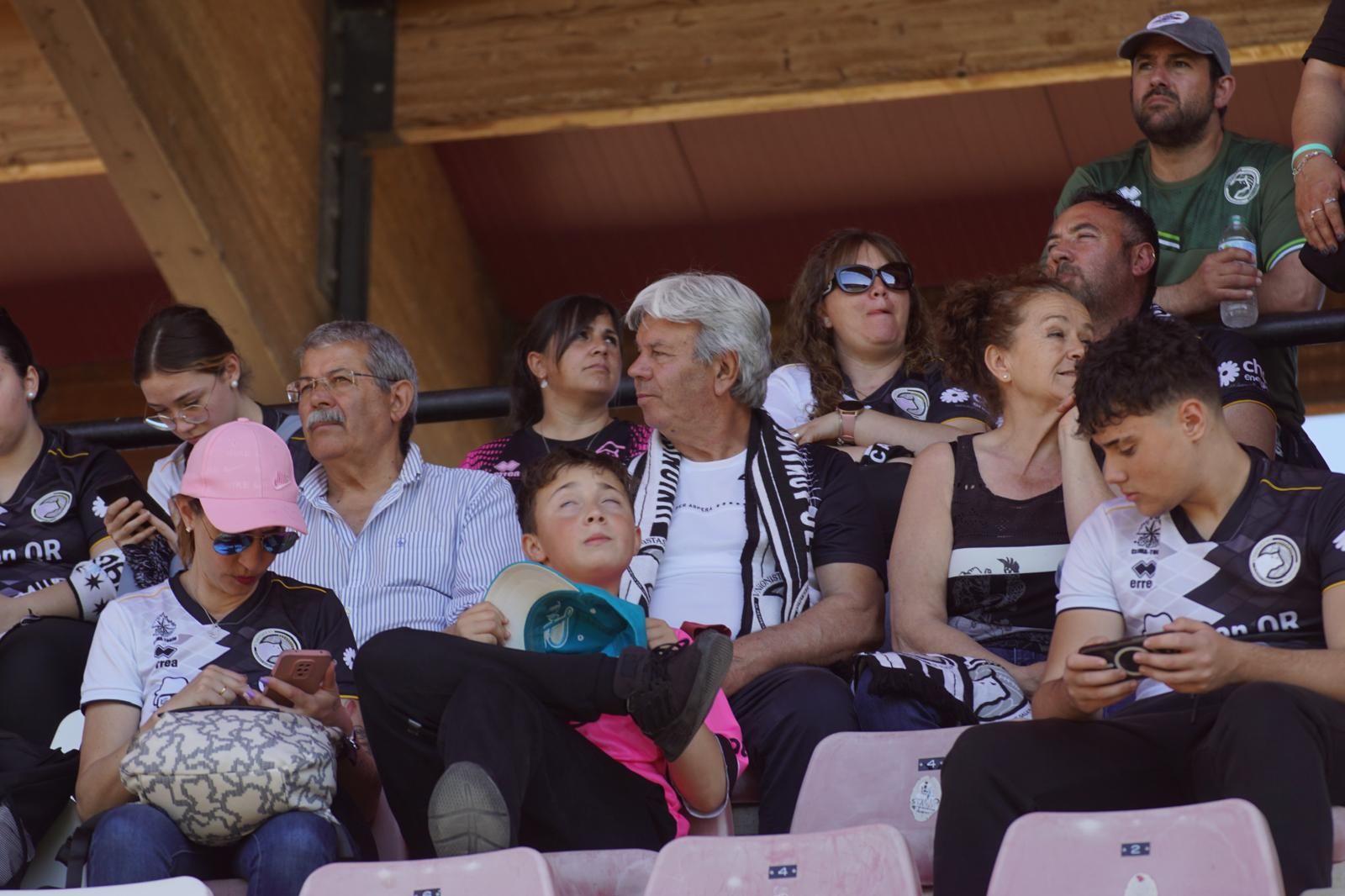 Gran ambiente en la grada para ver el partido entre Zamora - Unionistas en el Estadio Ruta de la Plata