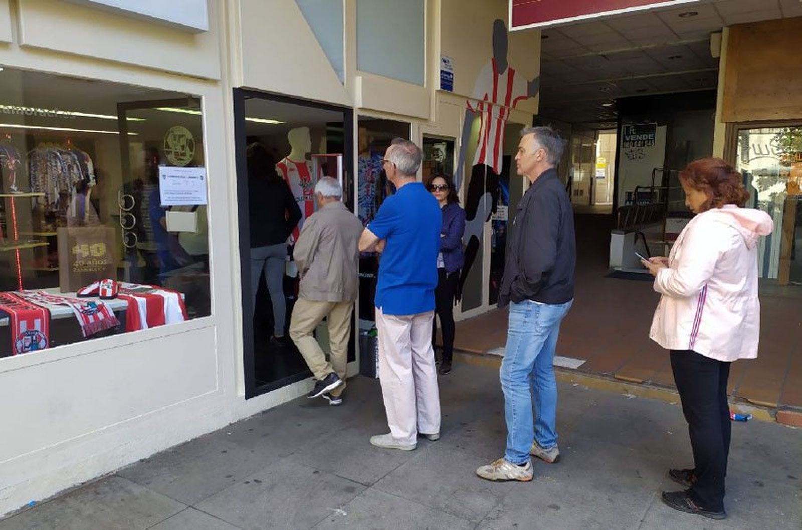 Cola tienda zamora aficion alcobendas