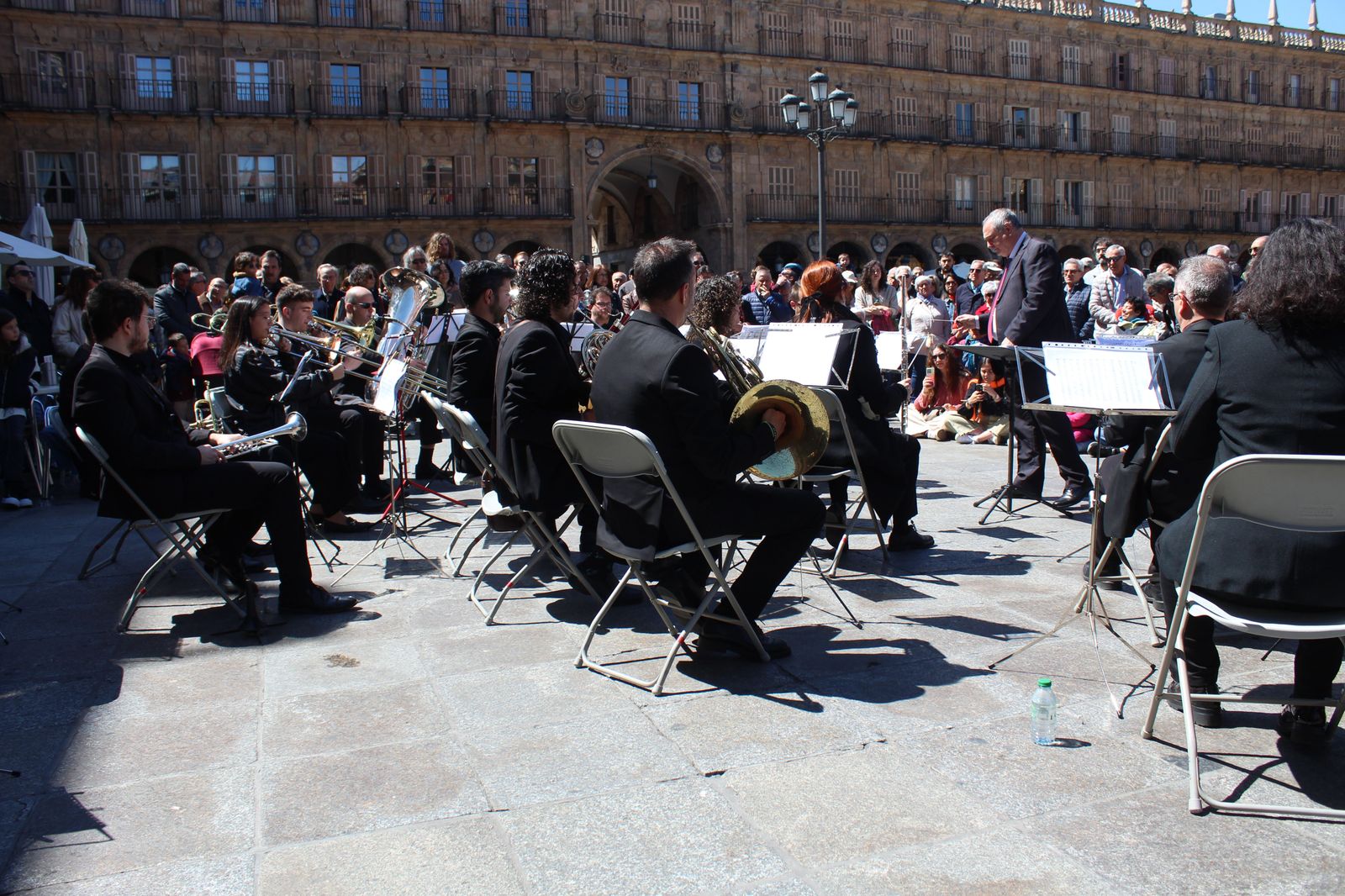 La Banda Municipal de Música, dirigida por Mario Vercher Grau, ofrece en la Plaza Mayor un concierto.