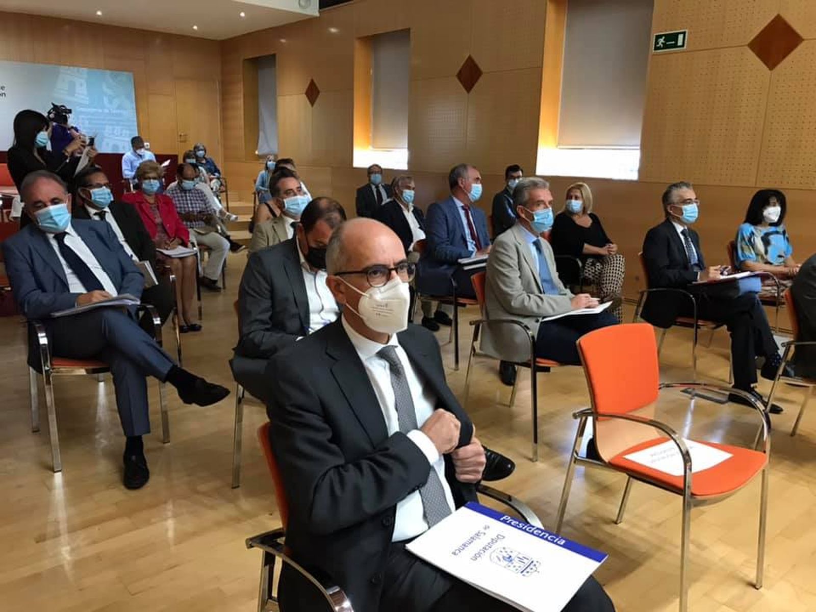 Javier Iglesias, durante la reunión con la consejera de Sanidad