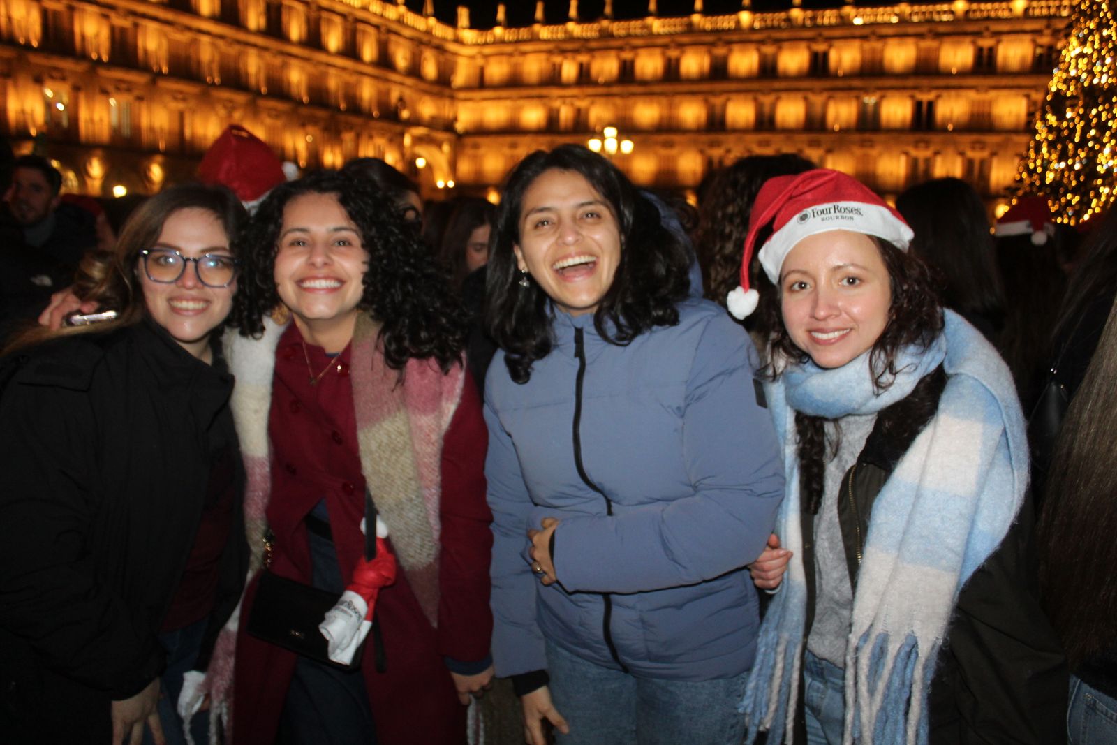 Miles de personas disfrutan de las campanadas y la fiesta del Fin de Año Universitario