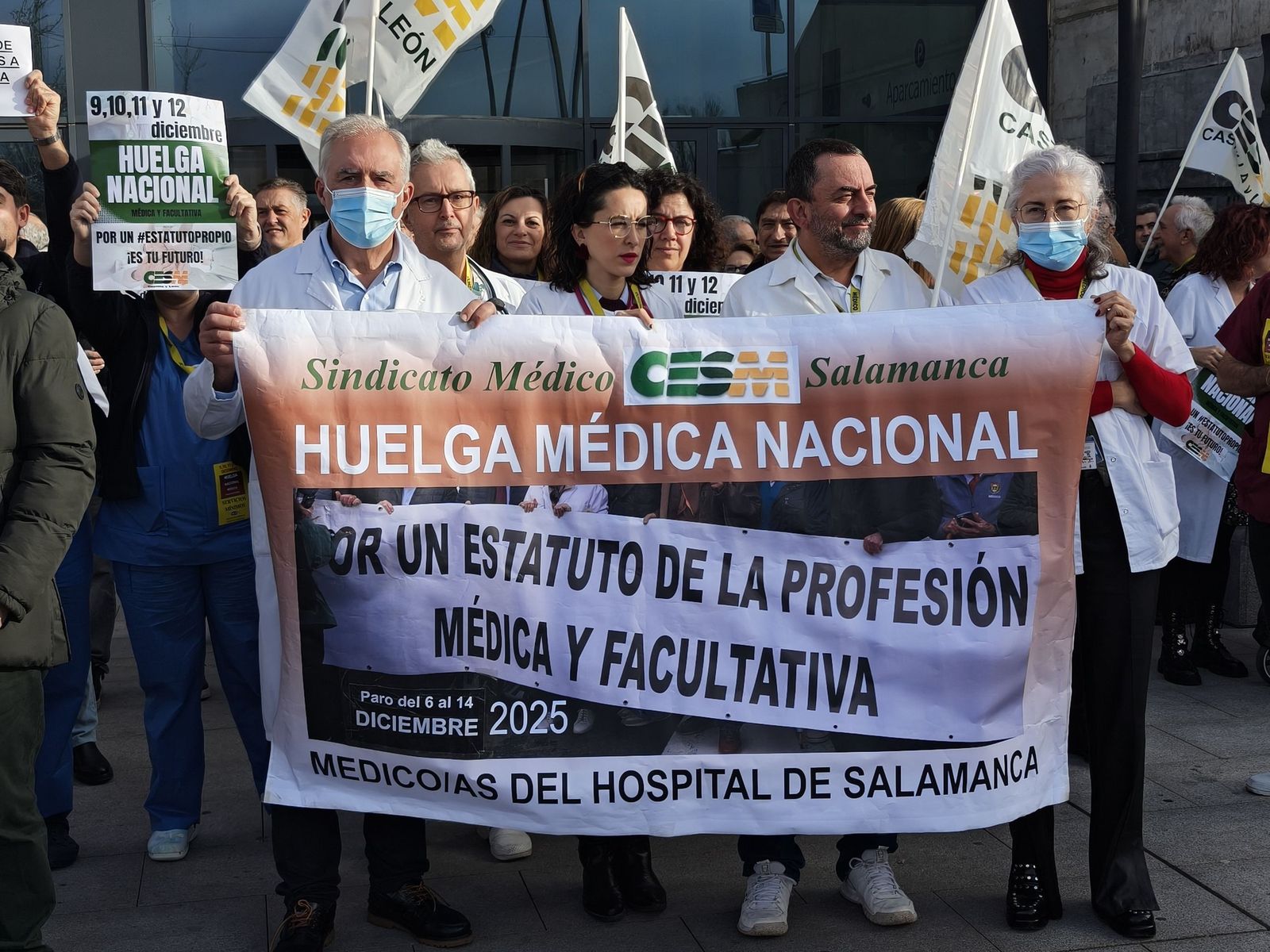 Los médicos se concentran en Salamanca a las puertas del CAUSA por la huelga de facultativos