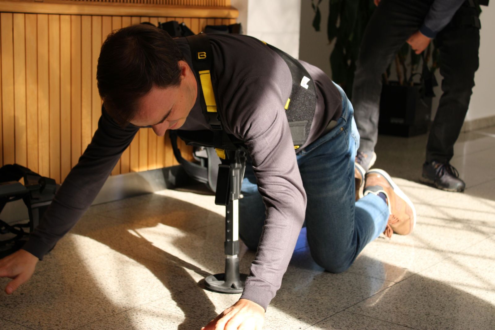 Demostración del funcionamiento de exoesqueletos industriales