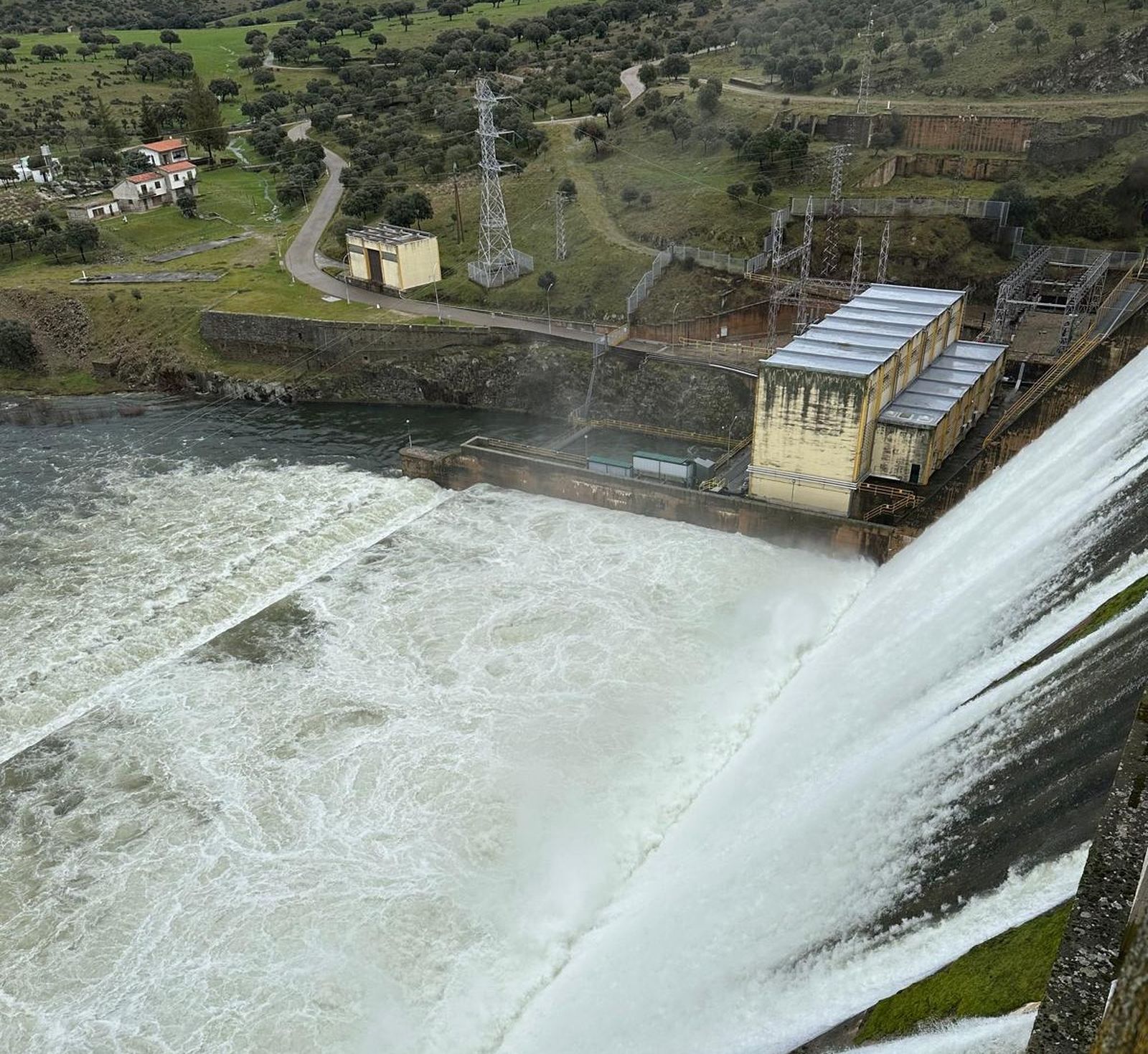 La presa de Santa Teresa desembalsa agua en 13 de febrero 2026 (7)