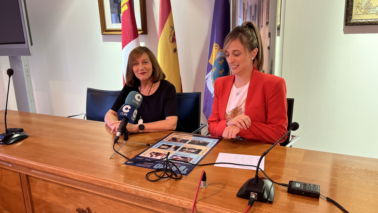 Carmen Ávila y la concejala de Cultura, Fátima Manzano, han presentado la programación teatral para este semestre