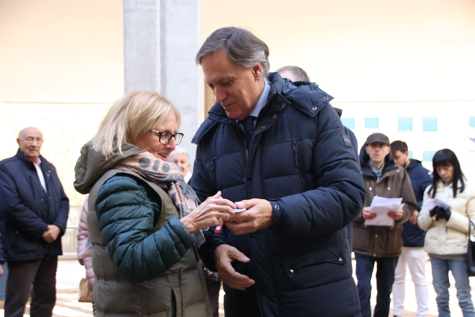 El alcalde de Salamanca, Carlos García Carbayo, entrega las llaves de la nueva promoción de viviendas protegidas en alquiler en Capuchinos