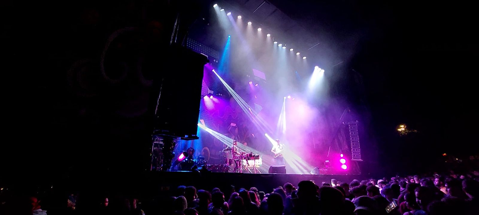 El Puente de Sanabria vibra en una loche de locura para celebrar por todo lo alto los 30 años de su concentración motera