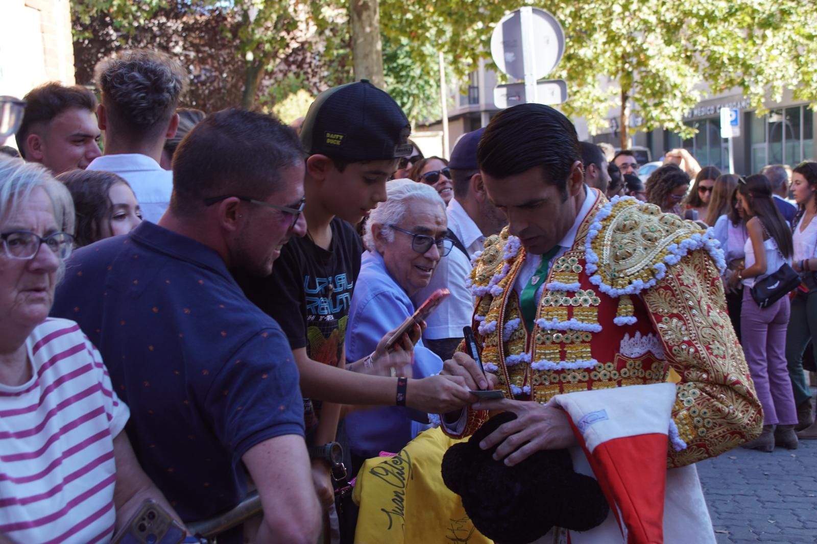 Así ha vivido la afición de La Glorieta el primer cartel de figuras de la feria: imágenes del ambiente en los tendidos y en el patio de cuadrillas