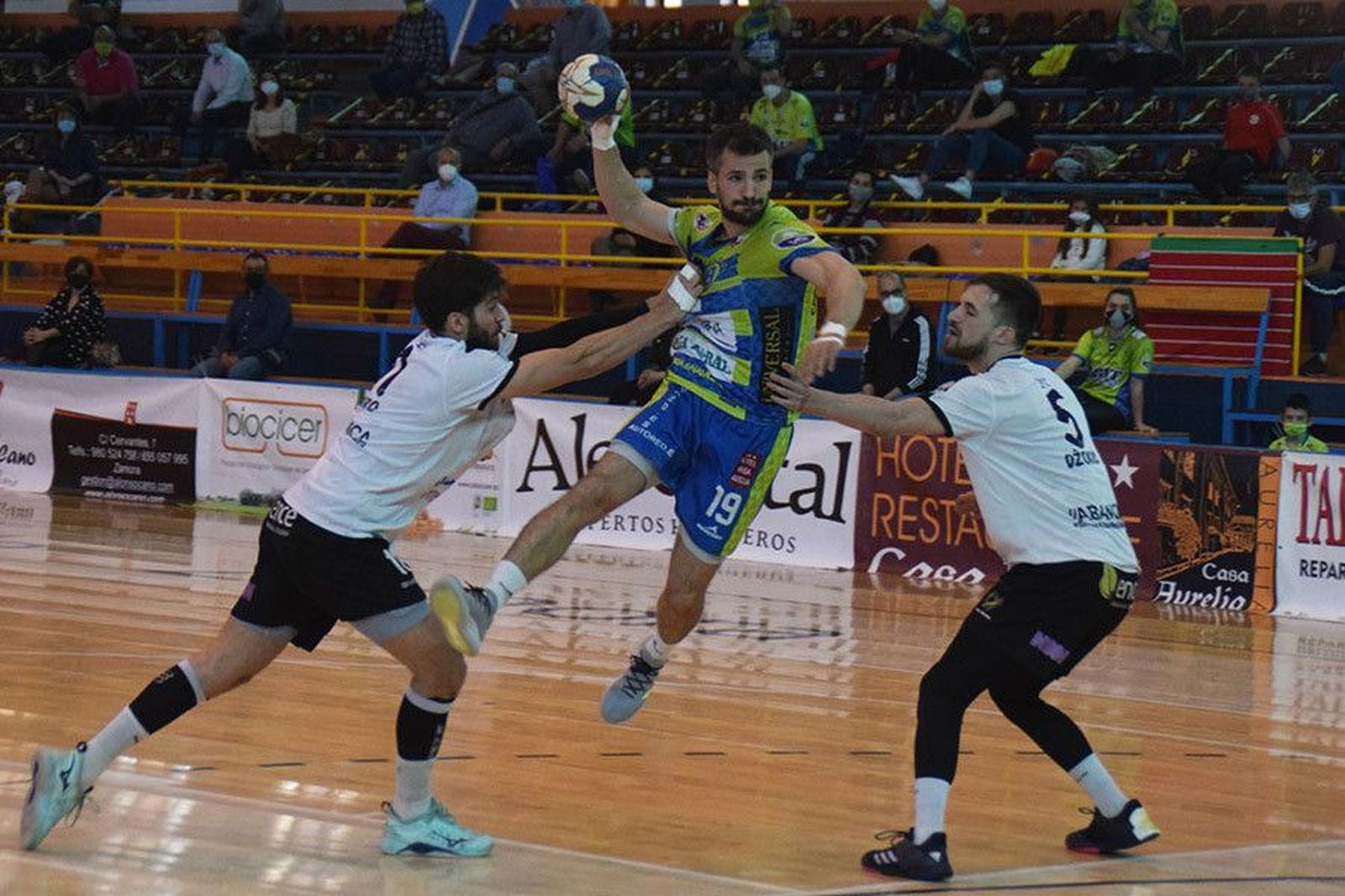 Paso de gigante del BM Zamora Rutas del Vino hacia la permanencia