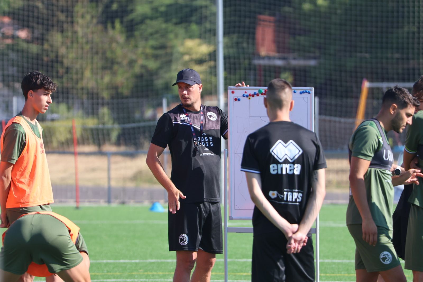Oriol Riera da instrucciones tácticas en un entrenamiento