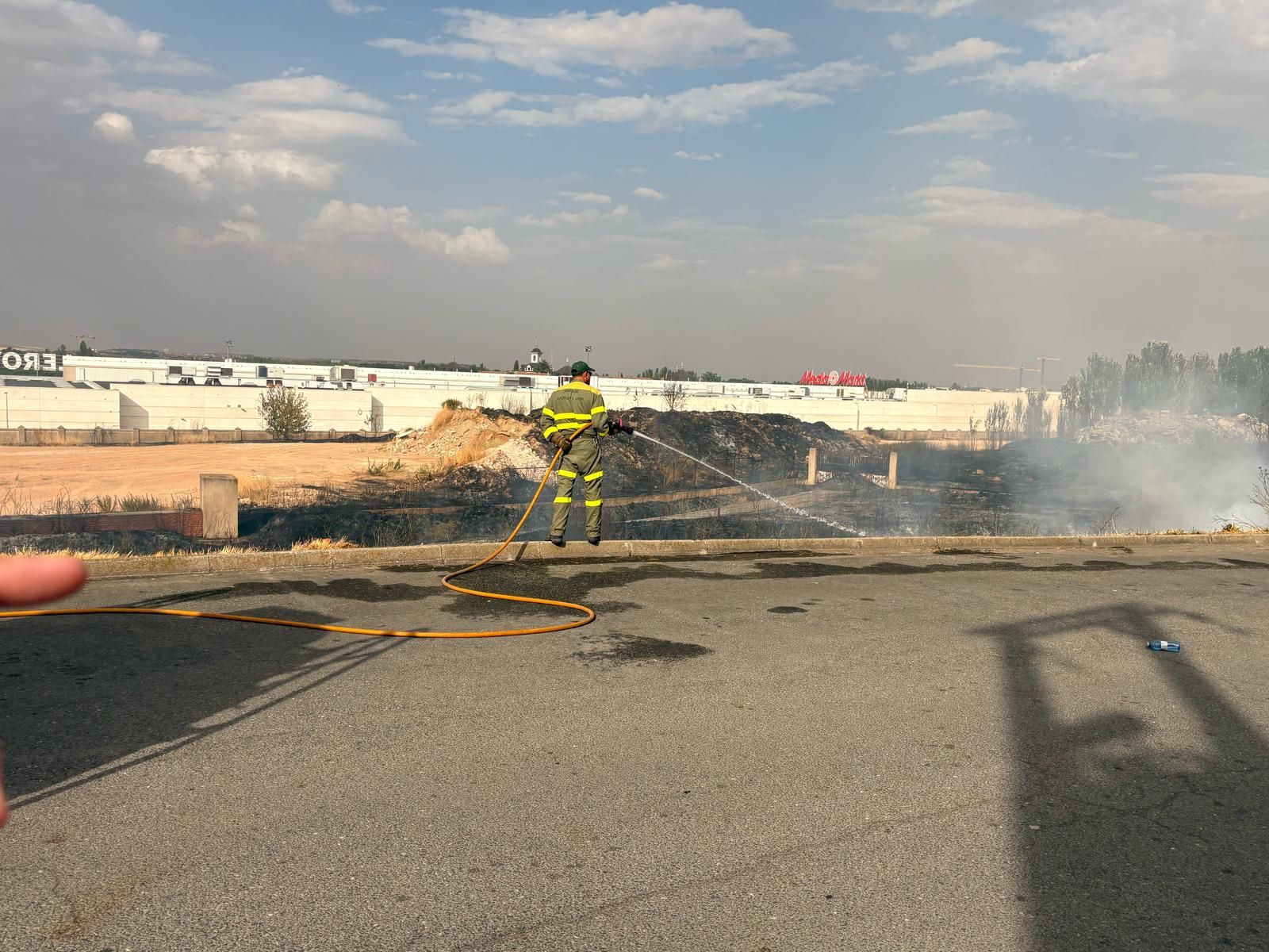 Los bomberos sofocan un gran incendio en el Polígono Industrial de Los Montalvos